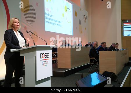 02. Dezember 2023, Hessen, Frankfurt/M.: Bundesinnenministerin Nancy Faeser (SPD) spricht während der DOSB-Generalversammlung. Der Sportverein spricht unter anderem über ein deutsches Olympia-Angebot. Foto: Thomas Frey/dpa Stockfoto