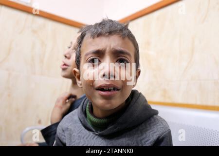 Verletzte Menschen, einschließlich Kinder, werden nach einem israelischen Angriff zur Behandlung in das Al-Aqsa Märtyrerkrankenhaus gebracht Verletzte, einschließlich Kinder, werden nach einem israelischen Angriff am Ende der humanitären Pause zwischen Israel und der Hamas am 2. Dezember in Deir al-Balah, Gaza, zur Behandlung ins Al-Aqsa Märtyrerkrankenhaus gebracht. 2023. Foto: Omar Ashtawy apaimages Dair El-Balah Gaza Streifen palästinensisches Gebiet 021223 Dair El-Balah OSH 0014 Copyright: XapaimagesxOmarxAshtawyxapaimagesx Credit: Imago/Alamy Live News Stockfoto