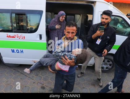 Verletzte Menschen, einschließlich Kinder, werden nach einem israelischen Angriff zur Behandlung in das Al-Aqsa Märtyrerkrankenhaus gebracht Verletzte, einschließlich Kinder, werden nach einem israelischen Angriff am Ende der humanitären Pause zwischen Israel und der Hamas am 2. Dezember in Deir al-Balah, Gaza, zur Behandlung ins Al-Aqsa Märtyrerkrankenhaus gebracht. 2023. Foto: Omar Ashtawy apaimages Dair El-Balah Gaza Streifen palästinensisches Gebiet 021223 Dair El-Balah OSH 006 Copyright: XapaimagesxOmarxAshtawyxapaimagesx Credit: Imago/Alamy Live News Stockfoto