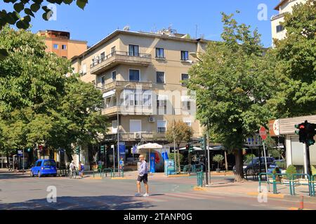 9. September 2023 - Tirana in Albanien: Typische Gebäude und Straßenleben im Stadtzentrum der albanischen Hauptstadt Stockfoto