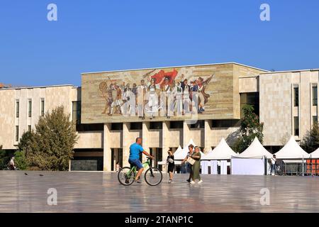 9. September 2023 - Tirana in Albanien: Bauwerke im Zentrum der Stadt mit Einheimischen und Touristen Stockfoto