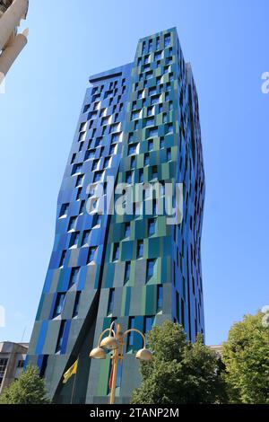 9. September 2023 - Tirana in Albanien: Bauwerke im Zentrum der Stadt mit Einheimischen und Touristen Stockfoto