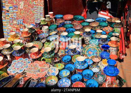 Farbenfrohe, traditionelle, dekorative albanische Teller und Schüsseln am Souvenirstand in Tirana Stockfoto