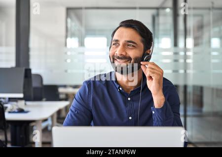 Professioneller indischer Callcenter-Agent im Headset, der im Kundensupport arbeitet. Stockfoto