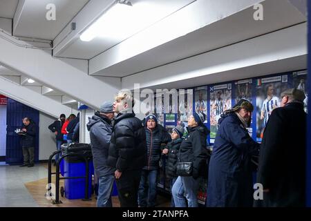 West Bromwich, Großbritannien. Dezember 2023. Heimfans treffen sich in der Gastronomie vor dem EFL Sky Bet Championship-Spiel zwischen West Bromwich Albion und Leicester City in den Hawthorns, West Bromwich, England am 2. Dezember 2023. Foto von Stuart Leggett. Nur redaktionelle Verwendung, Lizenz für kommerzielle Nutzung erforderlich. Keine Verwendung bei Wetten, Spielen oder Publikationen eines einzelnen Clubs/einer Liga/eines Spielers. Quelle: UK Sports Pics Ltd/Alamy Live News Stockfoto