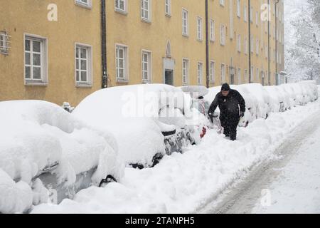 München,.Deutschland, 02.12.2023, in der Nacht bedeckte der starke Schneefall die Stadt München. Hasenkopf/Alamy Live News Stockfoto