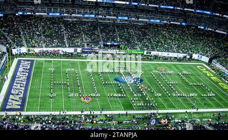 Allegiant Stadium. Dezember 2023. NV U.S.A. Washington Marschband auf dem Feld vor dem NCAA Pac 12 Football Championship-Spiel zwischen Oregon Ducks und den Washington Huskies. Washington besiegte Oregon 34-31 im Allegiant Stadium. Thurman James/CSM/Alamy Live News Stockfoto