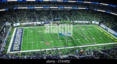 Allegiant Stadium. Dezember 2023. NV U.S.A. Washington Marschband auf dem Feld vor dem NCAA Pac 12 Football Championship-Spiel zwischen Oregon Ducks und den Washington Huskies. Washington besiegte Oregon 34-31 im Allegiant Stadium. Thurman James/CSM/Alamy Live News Stockfoto