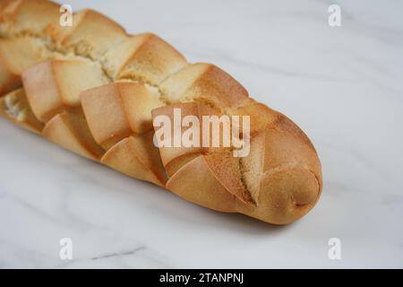 Französisches Baguette mit Knoblauchbutter und aromatischen Kräutern Stockfoto