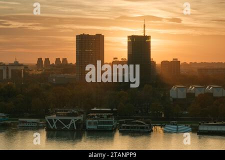 Blick auf Neubelgrad bei Sonnenuntergang vom Kalemegdan in Belgrad, Serbien Stockfoto