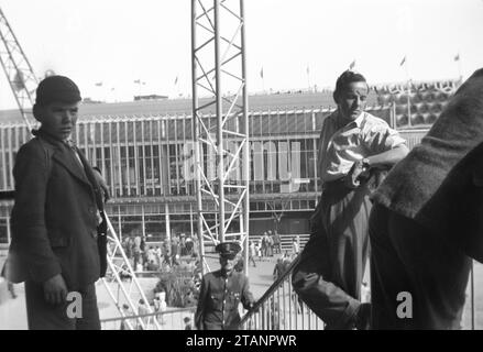 Besucher auf Steps beim Festival of Britain 1951 in der South Bank, London, mit Pavillon im Hintergrund Stockfoto