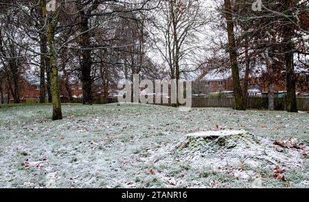 Dundee, Tayside, Schottland, Großbritannien. Dezember 2023. Wetter in Großbritannien: Ardler Village in Dundee, Schottland, erlebte durch einen Morgenfrost von -5°C. Quelle: Dundee Photographics/Alamy Live News Stockfoto