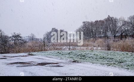 Dundee, Tayside, Schottland, Großbritannien. Dezember 2023. Wetter in Großbritannien: Ardler Village in Dundee, Schottland, erlebte durch einen Morgenfrost von -5°C. Quelle: Dundee Photographics/Alamy Live News Stockfoto