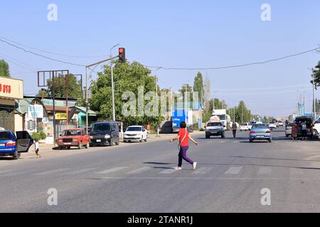 20. August 2023: Toktogul, Kirgisistan in Zentralasien: Streetlife in einem kleinen Dorf Stockfoto