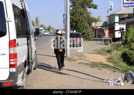 20. August 2023: Toktogul, Kirgisistan in Zentralasien: Streetlife in einem kleinen Dorf Stockfoto