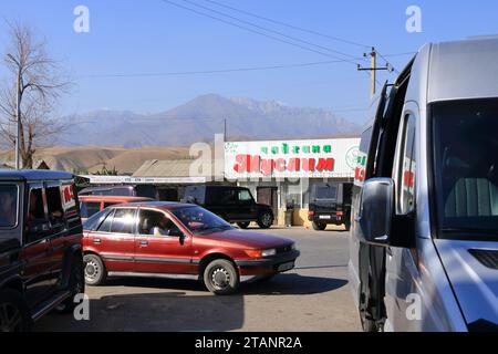 20. August 2023: Toktogul, Kirgisistan in Zentralasien: Streetlife in einem kleinen Dorf Stockfoto