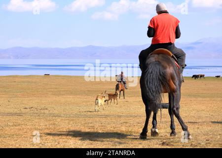 24. August 2023: Song kol Lake in Kirgisistan: Die Einheimischen spielen kok boru (Ulak tartysh), ein traditionelles Pferdewild, mit Lederpuppen statt einer Ziegenkarcas Stockfoto