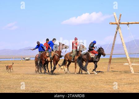 24. August 2023: Song kol Lake in Kirgisistan: Die Einheimischen spielen kok boru (Ulak tartysh), ein traditionelles Pferdewild, mit Lederpuppen statt einer Ziegenkarcas Stockfoto