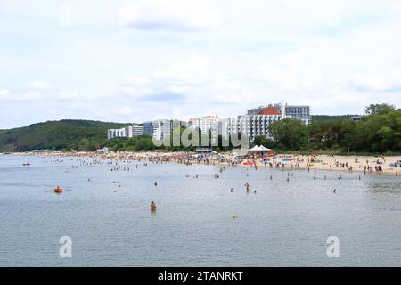 29. Juli 2023: Misdroy, Miedzyzdroje in Polen: Überfüllter Strand an der Ostsee Stockfoto