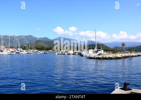 2. Juni 2023 - Saint-Florent, Korsika in Frankreich: Boote am Fischerhafen in der Nähe des Golfs Stockfoto