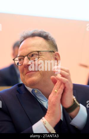 02. Dezember 2023, Hessen, Frankfurt/M.: Torsten Burmester, Vorsitzender des Vorstands des DOSB bei der Generalversammlung des Deutschen Olympischen Sportbundes. Unter anderem diskutiert der Sportverein ein deutsches Olympia-Angebot. Foto: Thomas Frey/dpa Stockfoto