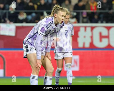 Leuven, Belgien. Dezember 2023. Die schottische Jenna Clark (15), die während eines Spiels zwischen der belgischen Frauennationalmannschaft, den Red Flames, und der schottischen Frauennationalmannschaft, Spiel 5/6 im UEFA Women's Nations League-Wettbewerb 2023-24, am Freitag, den 1. Dezember 2023 in Leuven, Belgien, gezeigt wurde. FOTO: SEVIL OKTEM | Credit: Sportpix/Alamy Live News Stockfoto