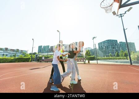 Basketball mit Familie macht mich glücklich. Stockfoto