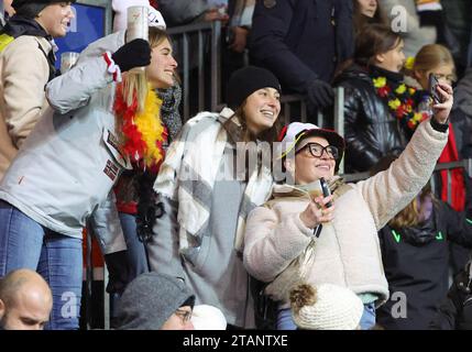 Leuven, Belgien. Dezember 2023. Die Fans wurden nach einem Spiel zwischen der belgischen Frauennationalmannschaft, den Red Flames, und der schottischen Frauennationalmannschaft, im Spiel 5/6 im UEFA Women's Nations League 2023-24, am Freitag, den 1. Dezember 2023 in Leuven, Belgien, gezeigt. FOTO: SEVIL OKTEM | Credit: Sportpix/Alamy Live News Stockfoto