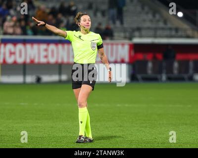 Leuven, Belgien. Dezember 2023. Schiedsrichterin Olatz Rivera Olmedo, das bei einem Spiel zwischen der belgischen Frauennationalmannschaft, den Red Flames, und der schottischen Frauennationalmannschaft, Spiel 5/6 im UEFA Women's Nations League 2023-24, am Freitag, den 1. Dezember 2023 in Leuven, Belgien, gezeigt wurde. FOTO: SEVIL OKTEM | Credit: Sportpix/Alamy Live News Stockfoto