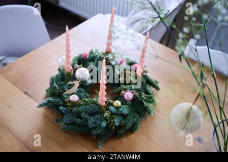 Berlin, Deutschland. Dezember 2023. Ein dekorierter Adventskranz steht auf einem Tisch. Annette Riedl/dpa/Alamy Live News Stockfoto