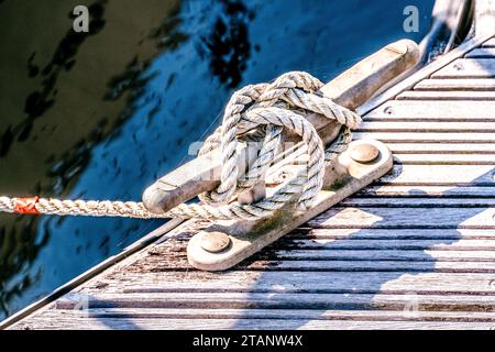 Nahaufnahme eines um den Klon im Hafen gefesselten Jacht- oder Bootsanlegeseils Stockfoto