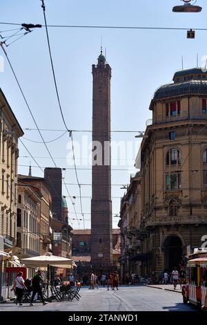 Der Asinelli-Turm einer der beiden Schiefen Türme in Bologna Stockfoto