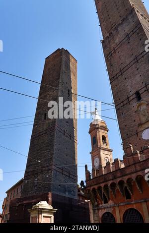 Der Garisenda-Turm einer der beiden Schiefen Türme in Bologna Stockfoto