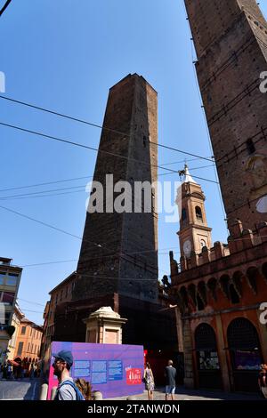 Der Garisenda-Turm einer der beiden Schiefen Türme in Bologna Stockfoto