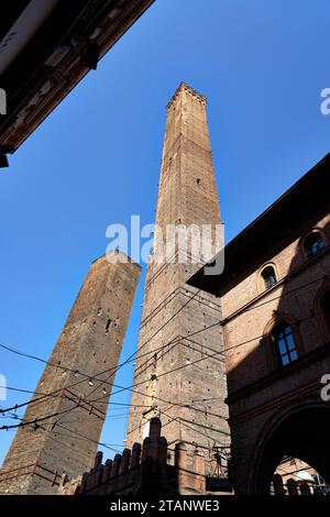 Der Asinelli-Turm (Mitte) und der Garisenda-Turm, die beiden Schiefen Türme in Bologna Stockfoto