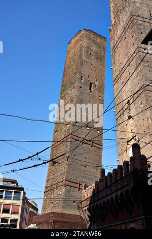 Garisenda (Zentrum) und Asinelli Towers, die beiden Schiefen Türme in Bologna Stockfoto