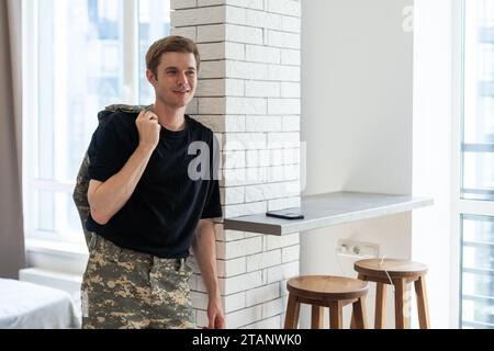 Junger Soldat, der zu Hause kommuniziert. Stockfoto