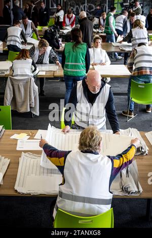TILBURG - Freiwillige bei der Neuauszählung der Stimmen für die Abgeordnetenwahl. Die Stimmen in vier Wahllokalen in Tilburg werden erneut gezählt. Das Repräsentantenhaus hat dies in einer außerordentlichen Sitzung beschlossen. ANP ROB ENGELAAR niederlande Out - belgien Out Credit: ANP/Alamy Live News Stockfoto