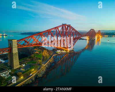 Luftaufnahme von der Drohne in der Abenddämmerung der Forth Bridge über den Firth of Forth, Fife, Schottland, Großbritannien Stockfoto