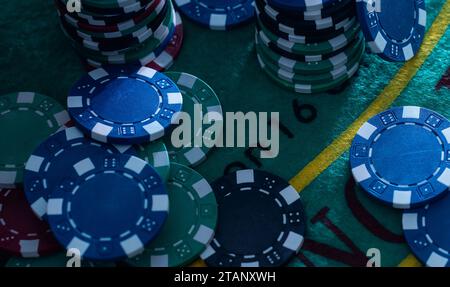 Glücksspiel Red Dice und Casino Money Chips Stockfoto