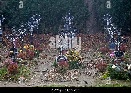 Der Friedhof der Namenlosen ist ein Friedhof für Obdachlose im 11. Wiener Gemeindebezirk Simmering. Sie liegt im Stadtteil Albern nahe der Albern Stockfoto