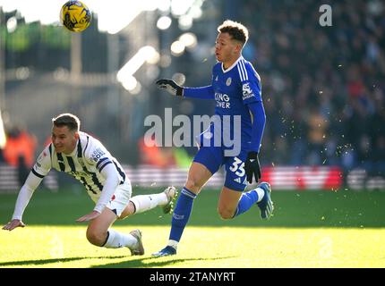 West Bromwich Albions Conor Townsend (links) stürzt beim Kampf um den Ball mit Kasey McAteer aus Leicester City während des Sky Bet Championship-Spiels in den Hawthorns in West Bromwich ab. Bilddatum: Samstag, 2. Dezember 2023. Stockfoto