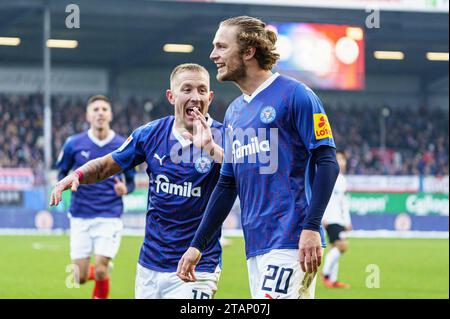 Kiel, Deutschland. Dezember 2023. Torjubel Lewis Holtby (Holstein Kiel, #10) und Jann-Fiete Arp (Holstein Kiel, #20) nach Tor zum 2:0 Jann-Fiete Arp (Holstein Kiel, #20) GER, Holstein Kiel vs. SV Wehen Wiesbaden, Fussball, 2. Bundesliga, Spieltag 15, Spielzeit 2023/2024, 02.12.2023 DFL-VORSCHRIFTEN VERBIETEN JEDE VERWENDUNG VON FOTOGRAFIEN ALS BILDSEQUENZEN UND/ODER QUASI-VIDEO Foto: Eibner-Pressefoto/Marcel von Fehrn Credit: dpa/Alamy Live News Stockfoto