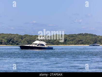 Zwei teure Motoryachten vor der Küste von Shelter Island, ny Stockfoto