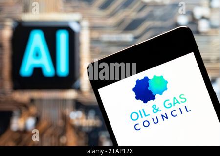 China. November 2023. In dieser Fotoabbildung wird das Logo des Oil & Gas Council auf einem Smartphone mit einem Chip für künstliche Intelligenz (KI) und einem Symbol im Hintergrund angezeigt. Quelle: SOPA Images Limited/Alamy Live News Stockfoto