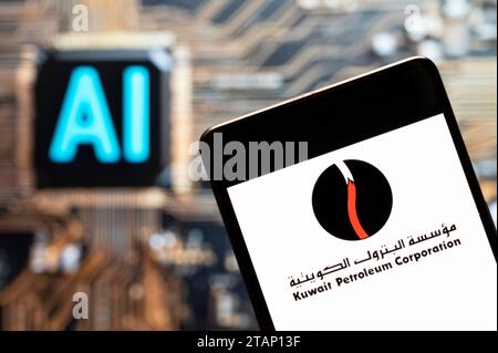 China. November 2023. In dieser Fotoabbildung wird das Logo der Kuwait Petroleum Corporation auf einem Smartphone mit einem Chip für künstliche Intelligenz (KI) und einem Symbol im Hintergrund angezeigt. Quelle: SOPA Images Limited/Alamy Live News Stockfoto