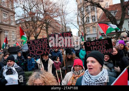 Demonstration der Solidarität mit Palästina in Kopenhagen, Samstag, 2. Dezember 2023. Stopp der Annexion Palästinas und das palästinensische Solidaritätsnetzwerk gehören zu den Organisatoren der Demonstration anlässlich des globalen Protesttages für Solidarität mit dem palästinensischen Volk. (Foto: Emil Helms/Scanpix 2023) Stockfoto