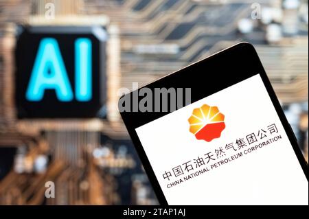 China. November 2023. In dieser Foto-Illustration ist das chinesische Öl- und Gasunternehmen China National Petroleum Corporation (CNPC) Logo auf einem Smartphone mit einem Chip und Symbol für künstliche Intelligenz (KI) im Hintergrund zu sehen. (Foto von Budrul Chukrut/SOPA Images/SIPA USA) *** ausschließlich für redaktionelle Nachrichten *** Credit: SIPA USA/Alamy Live News Stockfoto