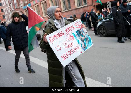 Demonstration der Solidarität mit Palästina in Kopenhagen, Samstag, 2. Dezember 2023. Stopp der Annexion Palästinas und das palästinensische Solidaritätsnetzwerk gehören zu den Organisatoren der Demonstration anlässlich des globalen Protesttages für Solidarität mit dem palästinensischen Volk. (Foto: Emil Helms/Scanpix 2023) Stockfoto