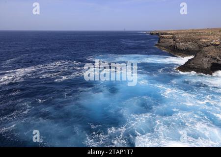 Die Küste von Buracona, das Blue Eye oder Olho Azul auf der Insel Sal, Kap Verde, Afrika Stockfoto